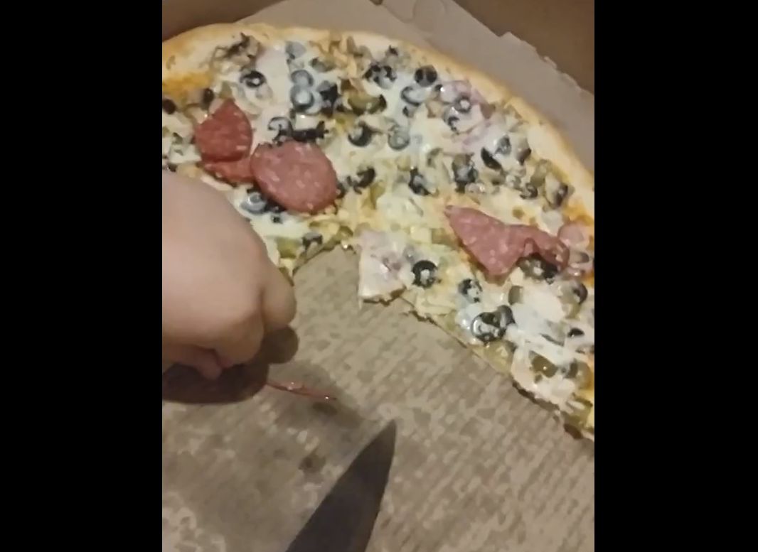 Клиенты обвинили рязанское кафе в хамстве и некачественном приготовлении пиццы (видео)