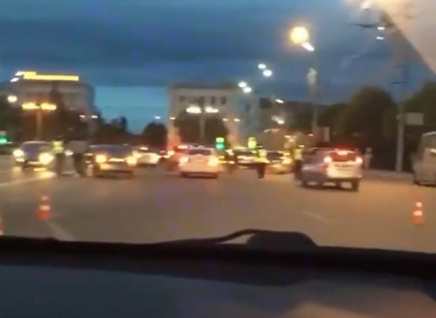 Опубликовано видео рейда гаишников на площади Ленина