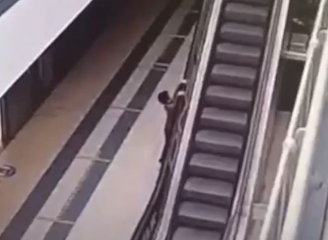 В Москве ребенок проехал на поручне эскалатора и сорвался вниз