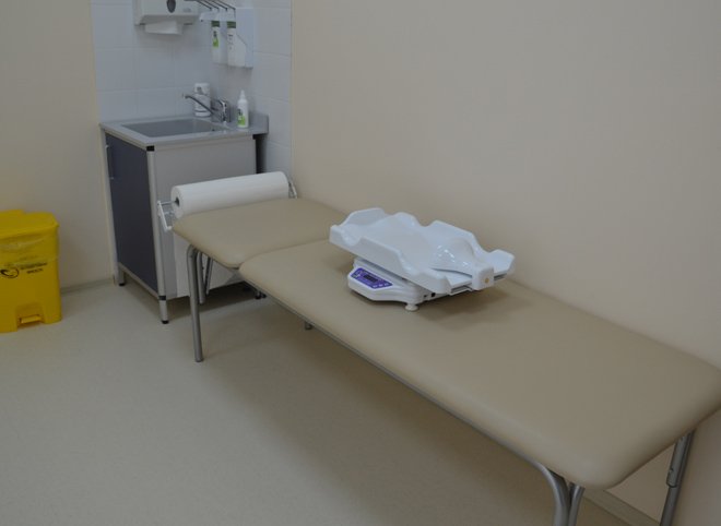 В Астрахани ребенок умер в кабинете врача из-за случайно проткнутой трахеи