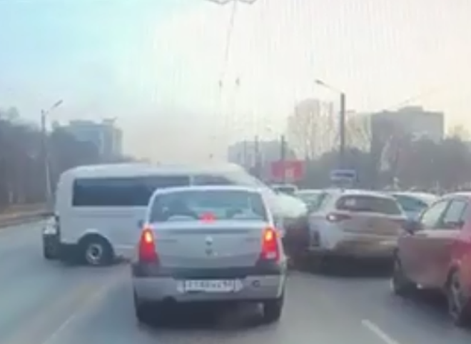 Видео: массовое ДТП на Московском шоссе произошло из-за водителя микроавтобуса