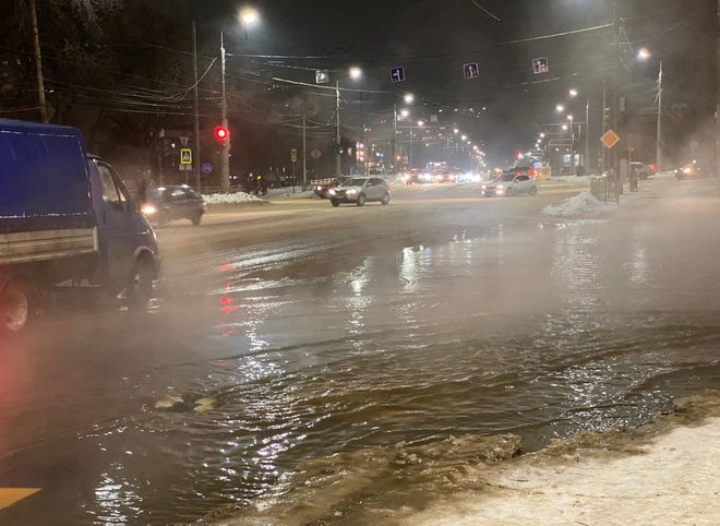 Из-за прорыва трубы на Касимовском шоссе затопило дорогу