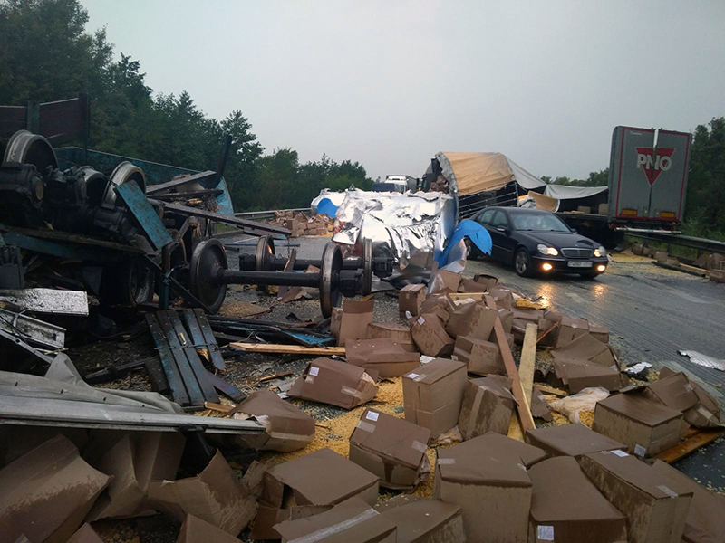 При столкновении двух грузовиков в Рязанской области погиб один из водителей