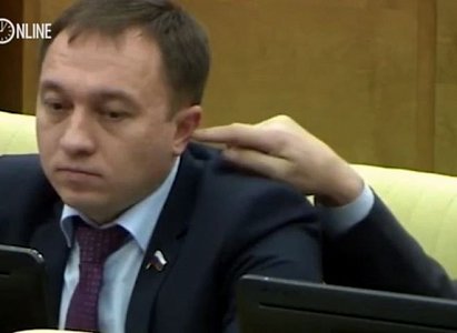 В Госдуме прокомментировали попытку депутата потрогать коллегу за ухо