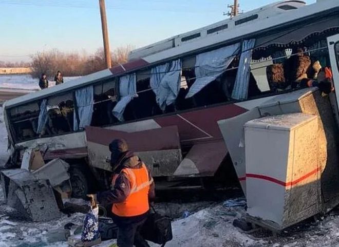 В Алтайском крае «товарняк» снес рейсовый автобус, пострадали девять человек