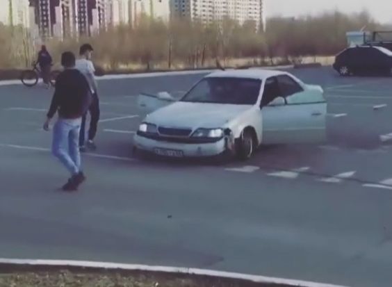 Иномарка вылетела с Московского шоссе на парковку ТРЦ «Премьер»