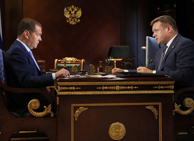 Медведев поручил Любимову уделить внимание ремонту региональных дорог