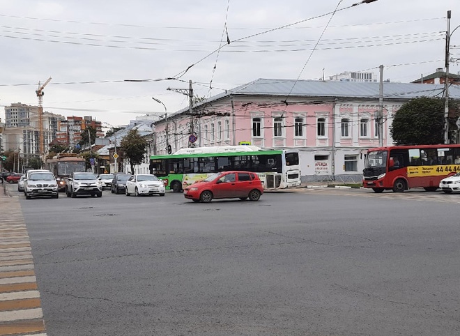 В центре Рязани из-за неработающих светофоров образовалась пробка