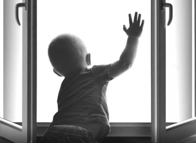 СКР опубликовал подробности падения годовалого ребенка из окна