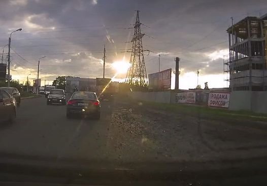 В Рязани из КАМАЗа пролился цемент на новую дорогу (видео)