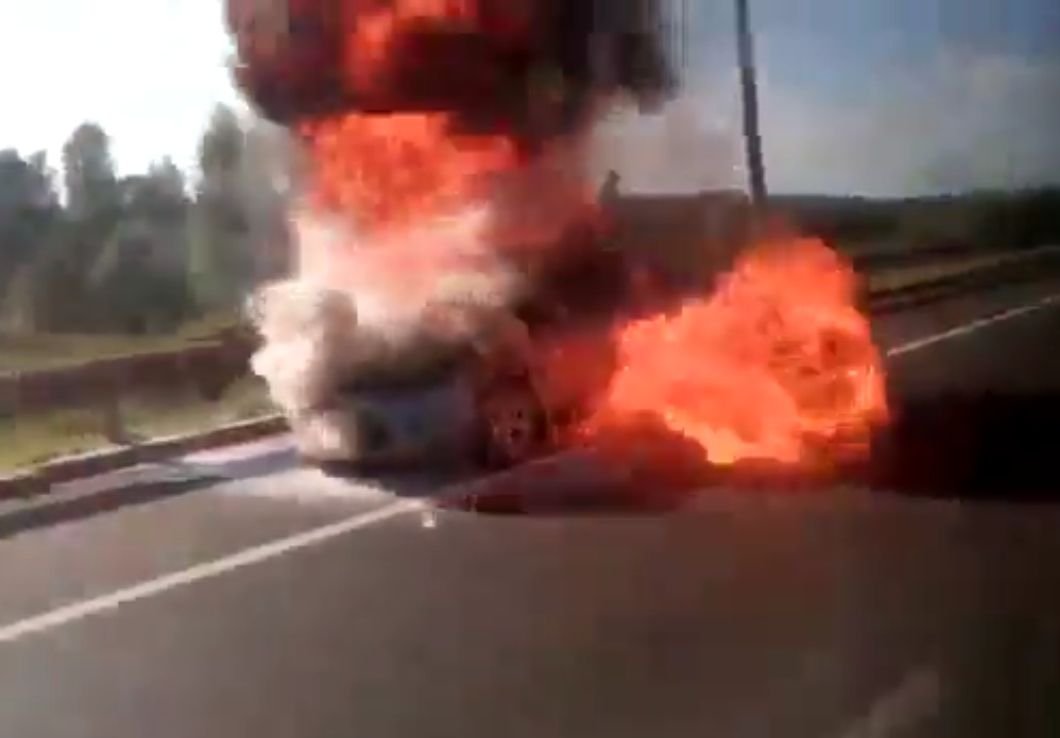 На трассе М5 между Рязанью и Москвой сгорела машина (видео)