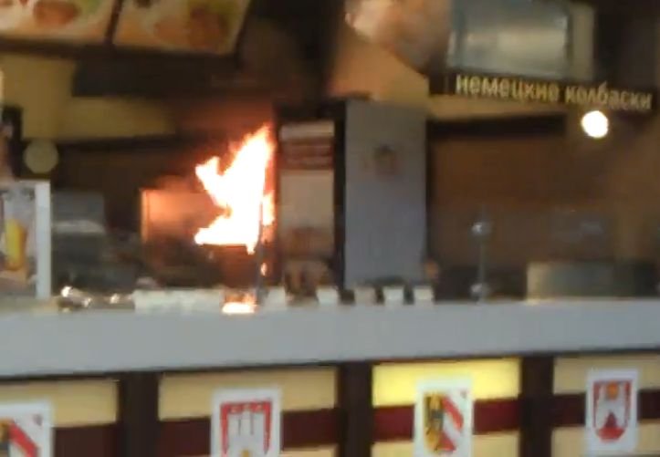 На фудкорте в ТРЦ «М5-молл» произошло возгорание (видео)