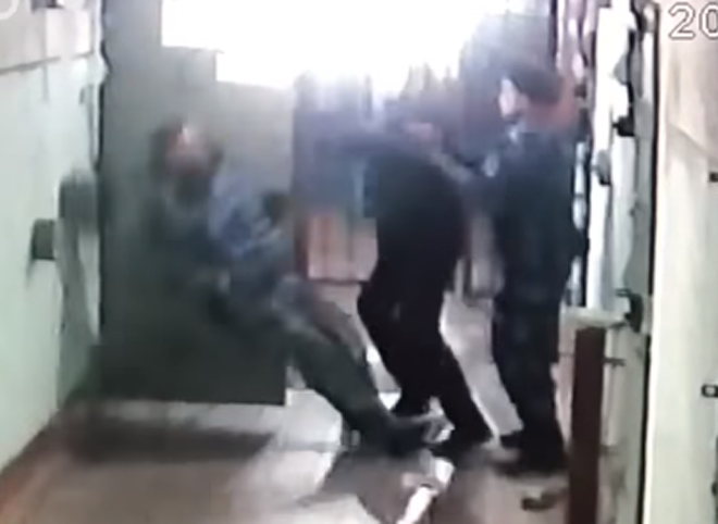 В рязанской колонии заключенный напал на охранника (видео)