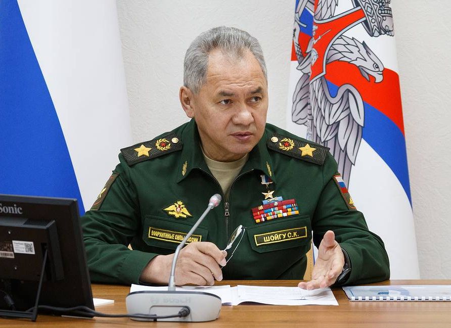 Шойгу заявил о массовой переброске войск НАТО к границам России