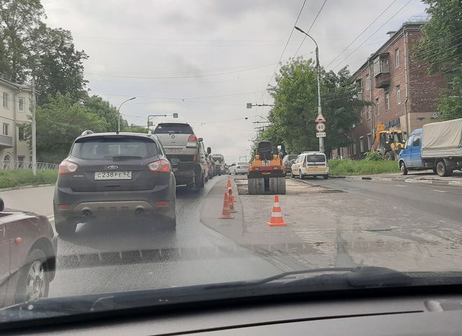 Из-за ремонта дороги на Куйбышевском шоссе образовалась пробка