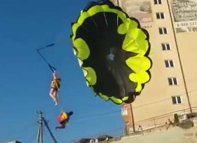Под Туапсе отдыхающие налетели на провода, катаясь на парашюте (видео)