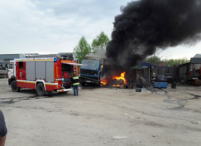 При возгорании автомобилей на Черновицкой пострадали два человека