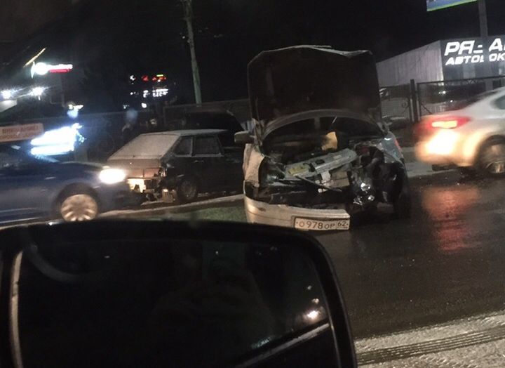 В ДТП на Московском шоссе пострадали водитель и пассажир «четырнадцатой»