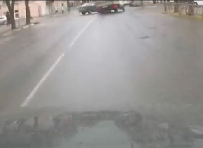 В центре Рязани водитель «Газели» проехал на «красный» и устроил массовое ДТП