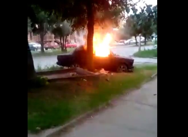 Видео: на улице Чкалова горит «семерка»