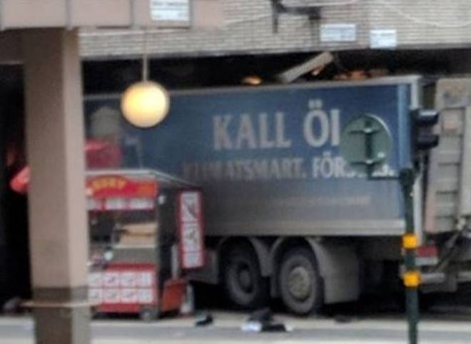 В центре Стокгольма грузовик въехал в толпу, есть пострадавшие