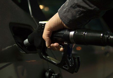 Цена на бензин вырастет на  рубль за литр
