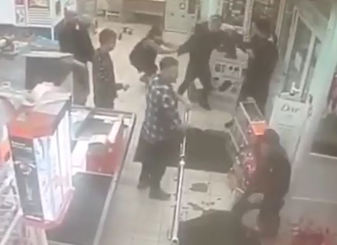 В Москве покупатели устроили массовую драку с продавцами в «Дикси» (видео)