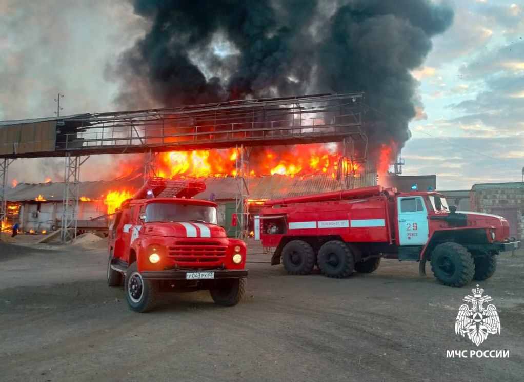 В Ухолове загорелся склад с зерном