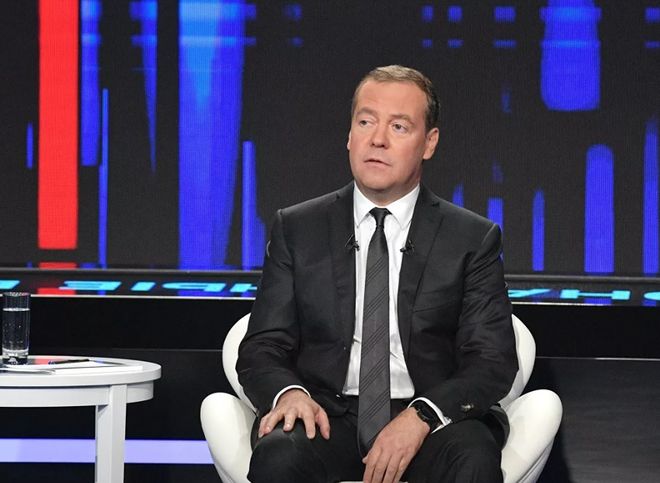 Медведев призвал ввести более гибкие формы рабочего времени