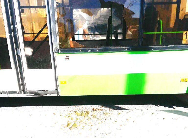 Фото: в Рязани у автобуса №17 лопнуло стекло