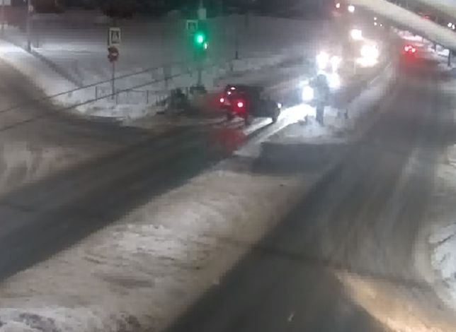 «Заблудившийся» водитель внедорожника устроил ДТП на улице Зубковой (видео)