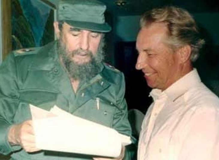 Николай Леонов (справа) с Фиделем Кастро