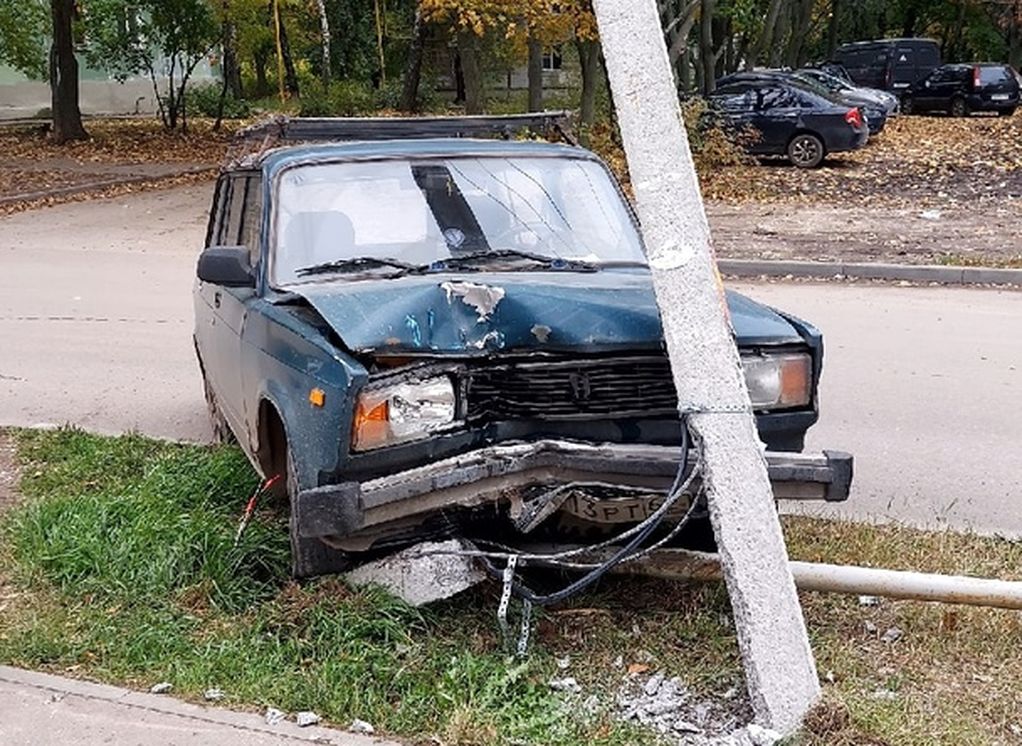 Автомобиль въехал в столб