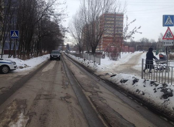 На улице Новоселов автомобиль сбил 52-летнюю рязанку и скрылся
