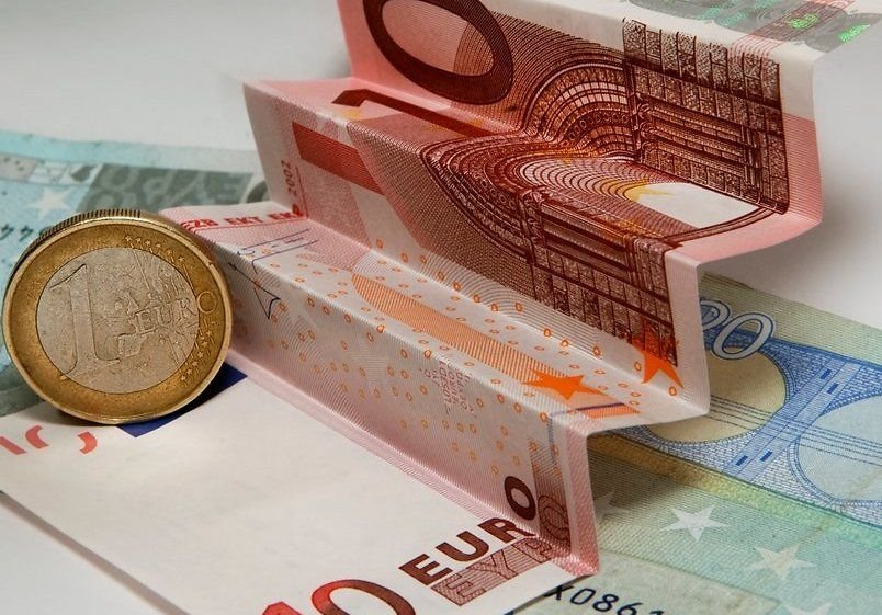 Курс евро вырос до 48 рублей впервые с мая