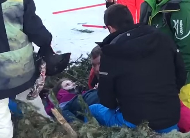 Девушку придавило упавшей сосной на горнолыжном курорте «Роза хутор» (видео)