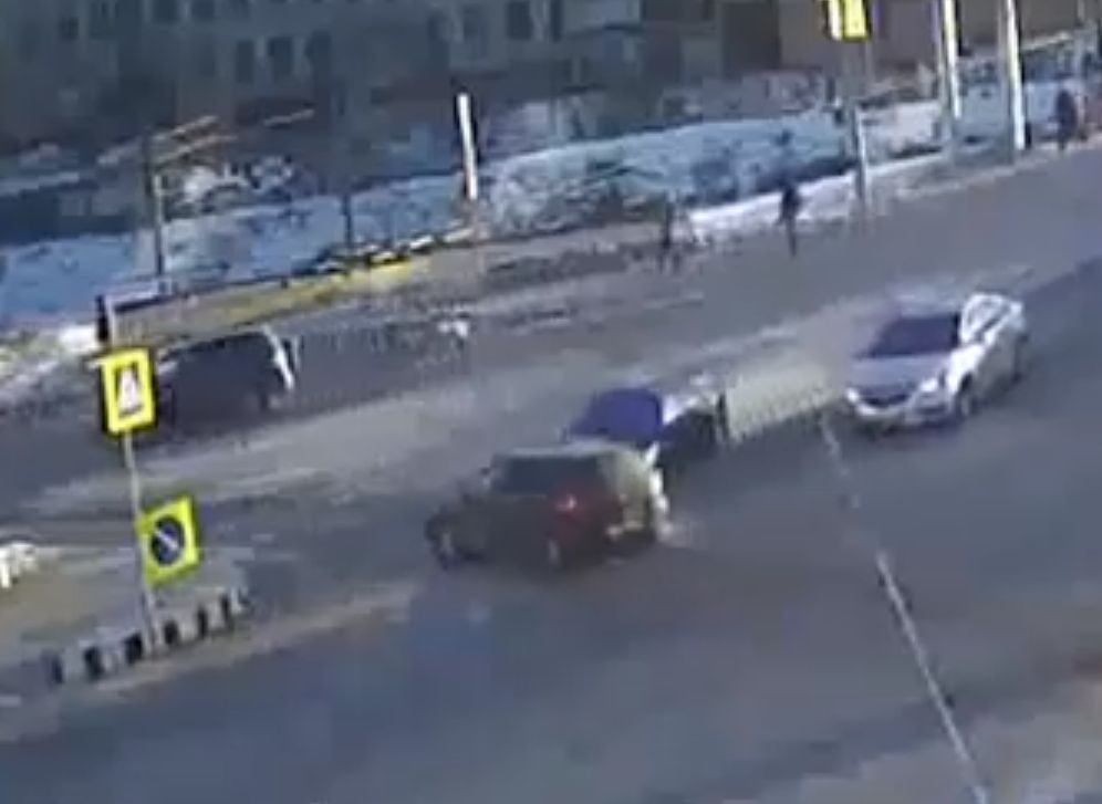 На Первомайском проспекте пытавшийся «проскочить» водитель устроил ДТП (видео)