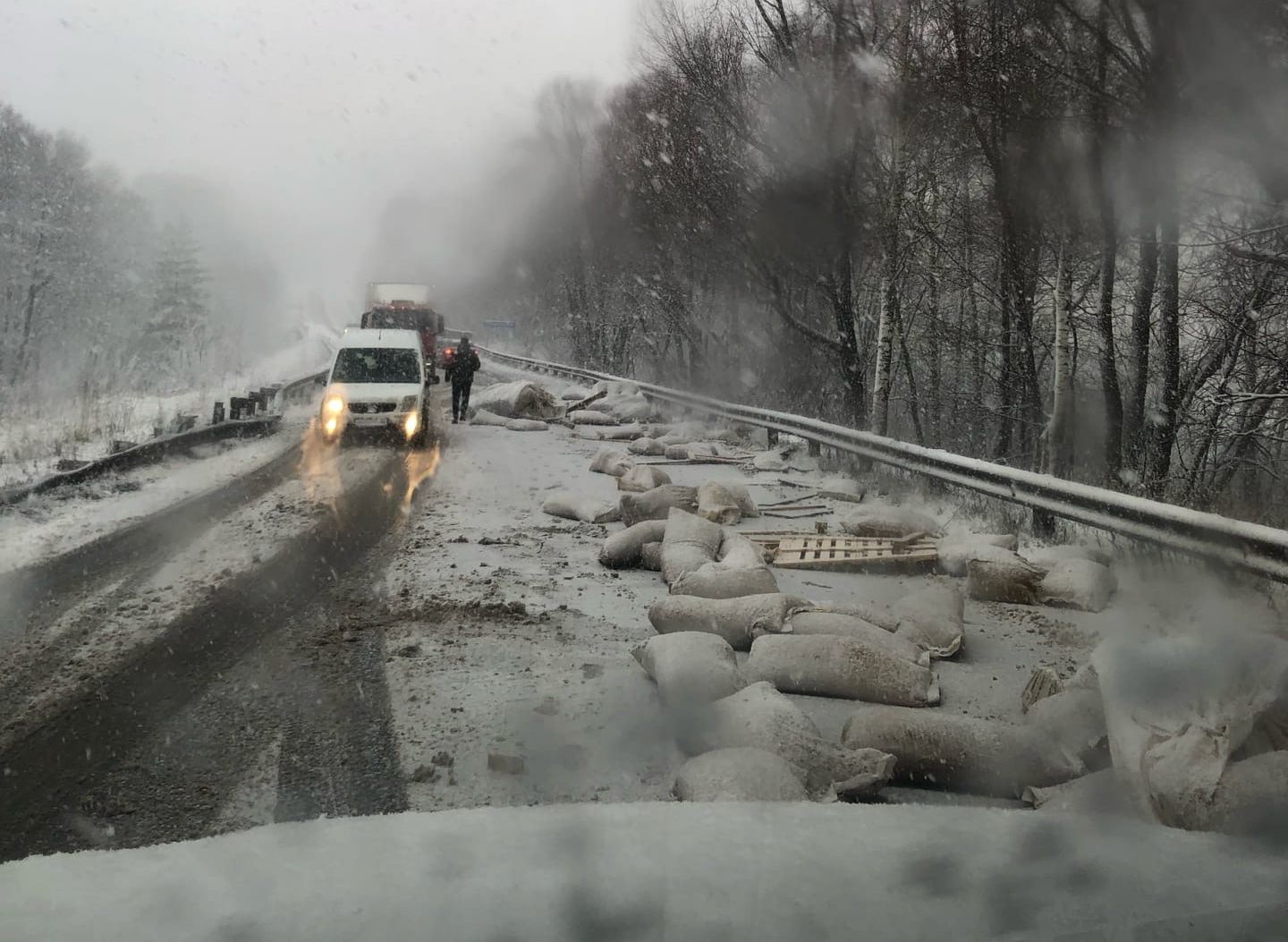 В Касимовском районе после ДТП дорога оказалась усыпана мешками