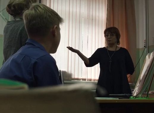 На Сахалине учительница довела девочку до слез из-за дырки на кофте (видео)