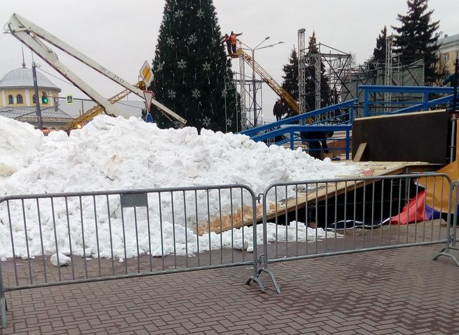 Фото: на площадь Ленина привезли снег