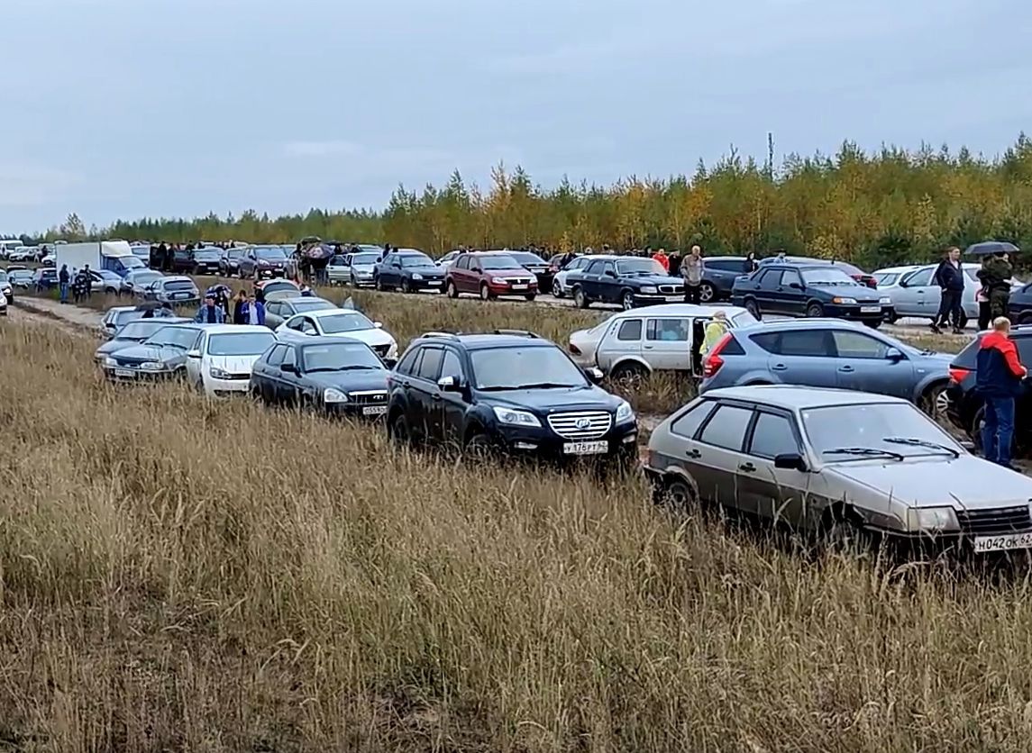 В Сельцах сняли на видео огромное скопление машин