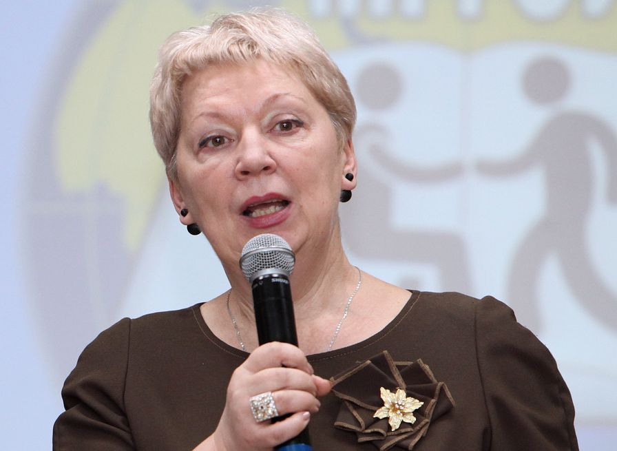 Васильева призвала учителей не нагружать школьников в зимние каникулы