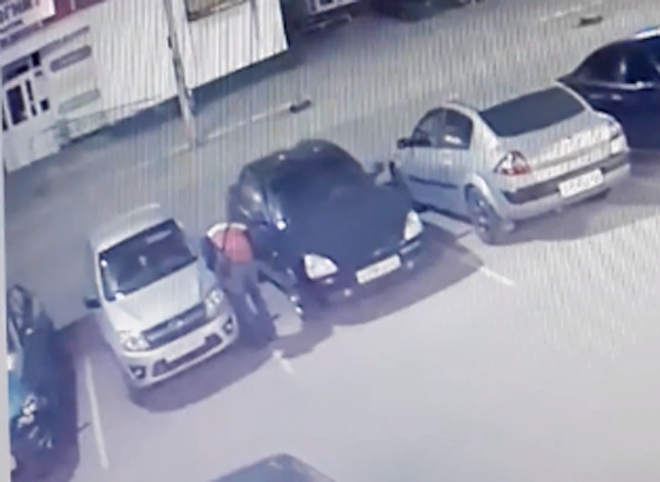 В Рязани повредивший колеса автомобиля мужчина попал на видео