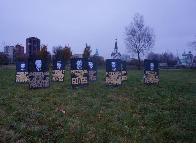 В Санкт-Петербурге активисты поставили надгробия для депутатов