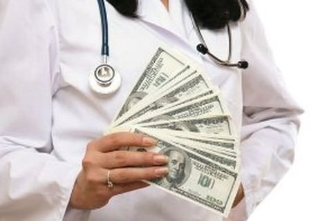Средняя зарплата врачей в РФ выросла на 12%