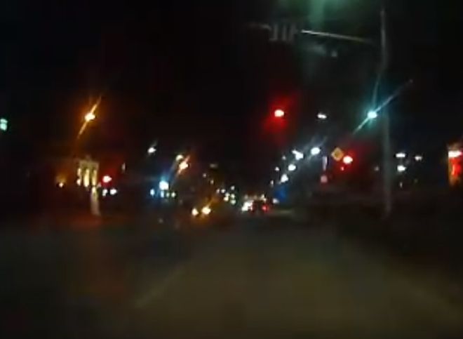 Видео: у «Барса на Московском» водитель мчится на «красный»