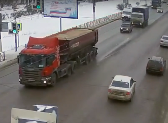 На Московском шоссе КАМАЗ «нежно подтолкнул» «Жигули» (видео)