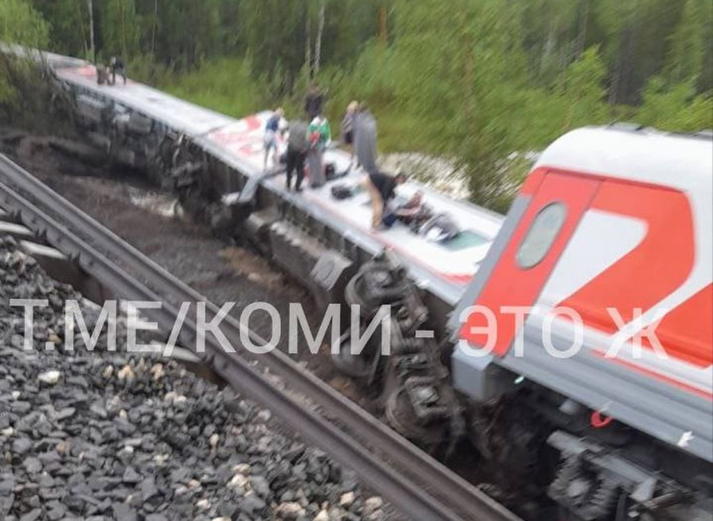 В Коми пассажирский поезд сошел с рельсов