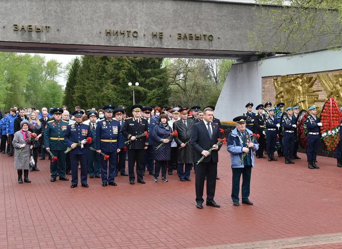 Губернатор Николай Любимов возложил цветы к монументу Победы