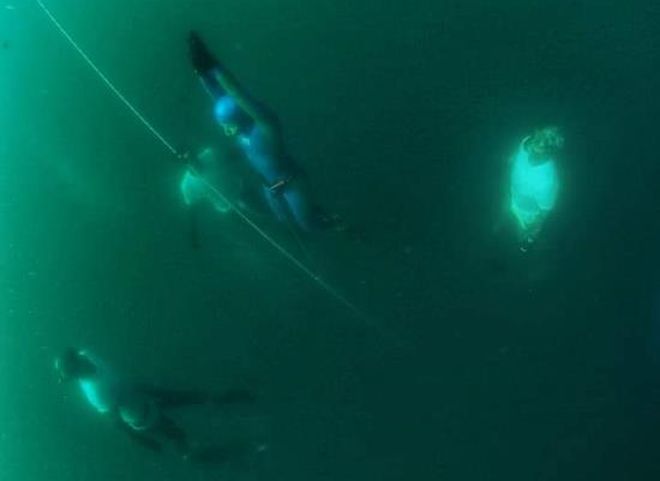 Рязанка установила мировой рекорд по нырянию в глубину без акваланга